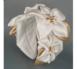 Ободок КрасаЖ с лилиями и листьями. Белый атлас, золотая эко-кожа.