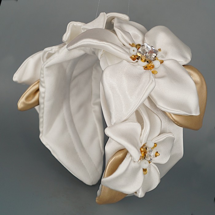 Ободок КрасаЖ с лилиями и листьями. Белый атлас, золотая эко-кожа.