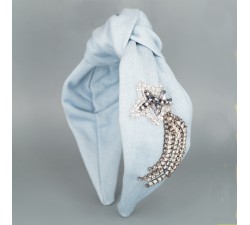 Ободок КрасаЖ с узлом и вышивкой Кометы. Голубой джинс.